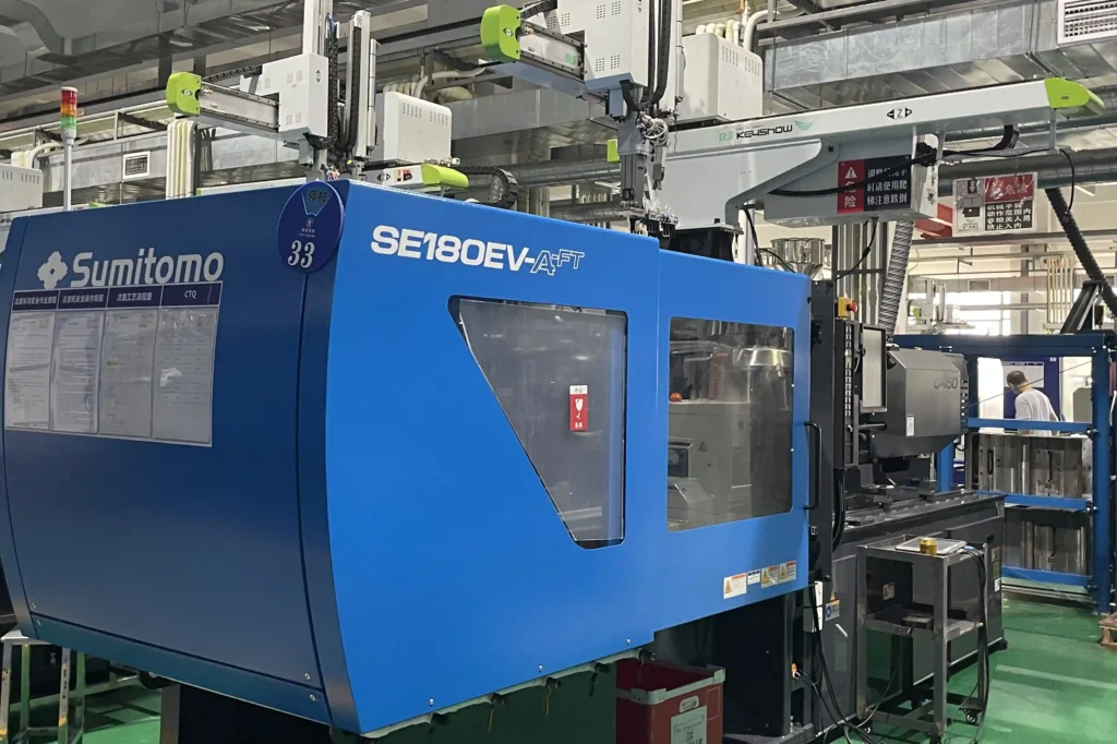 Mobile phone case injection molding machine